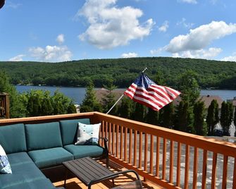 Spring has Sprung at our Centrally Located Lake View Condo that sleeps 6! - Oakland - Balcón