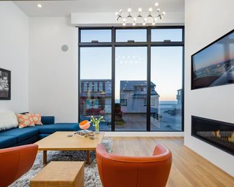 Malibu Meets Hollywood Beach - Oxnard - Living room