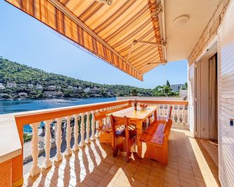 Apartments by the sea Brna, Korcula - 10057 - Smokvica - Balcony