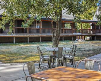Shasta View Lodge - Cabin 7 - McCloud - Patio