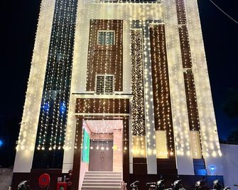 Hotel Om Shivay - Raebareli - Building