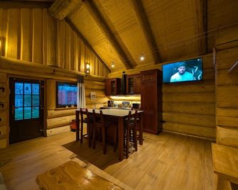 Log Cabins - Naturstamm Ferienhaus Meckpomm 22 - Feriendorf Tollensesee - Gross Nemerow - Їдальня