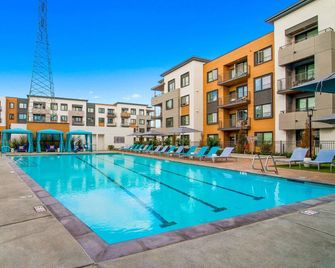 Global Luxury Suites in Menlo Park - Menlo Park - Zwembad