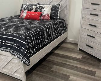 Charming riverfront bungalow hottub dock fully stocked SKYdiving near everything - East Palatka - Habitación