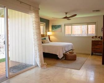 Cool retreat at the entrance to Lanikai-Very Close to Beach-3 Primary Bedrooms - Kailua - Bedroom