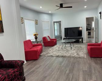 Lincoln Ave Home By Naval Base! - North Chicago - Living room