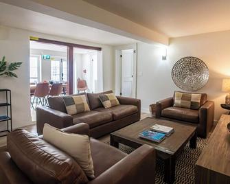 Hillcrest Boutique Hotel - Saint George's - Living room