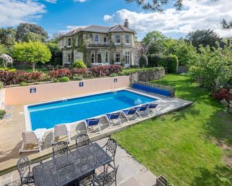 Luccombe Villa Holiday Apartments - Shanklin - Pool