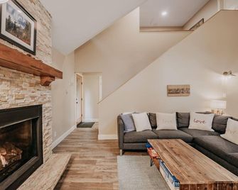 Snowline Cabin #69 - Upscale - Hot Tub - Wifi - Glacier - Living room