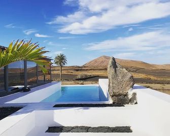 Finca Marisa - Tinajo - Piscina