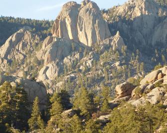 Charming Hilltop Cottage Near Downtown Estes With Views A/C Wifi And Parking! - Estes Park - Patio