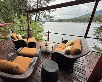 Cozy Lakefront Cottage on Sacheen Lake - Newport - Balcony