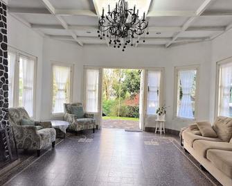 Villa Narendra Yogyakarta - Pakem - Wohnzimmer