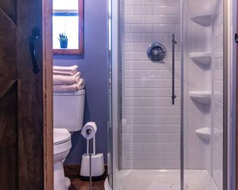 Cozy Cabin Gateway with Pool and Firepit - Montgomery - Bad