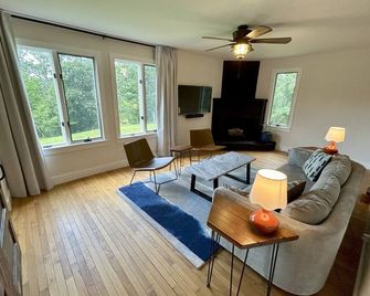 The Cowbell - 3-bedroom farmhouse in charming Berkeley Springs - Berkeley Springs - Wohnzimmer