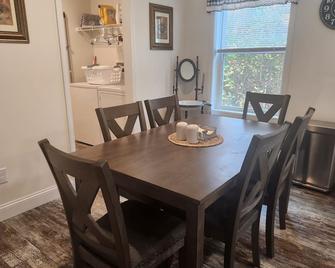 Fram's Place--a convenient, peaceful, private escape in the foothills! - Wilkesboro - Їдальня