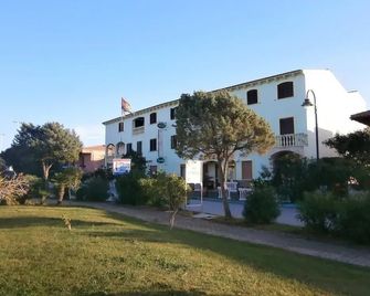 Hotel Smeraldo Affitta Camere - Isola Rossa - Gebäude