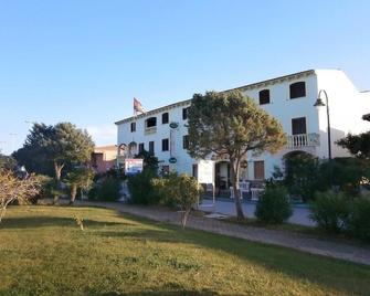 Hotel Smeraldo - Isola Rossa - Gebouw