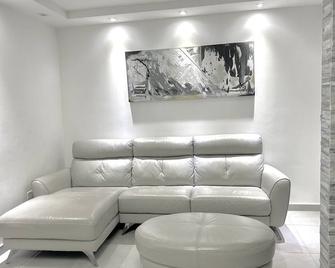 Endless Summer Family Retreat, Beach Front Condo + 5 Pools! - Loíza - Living room