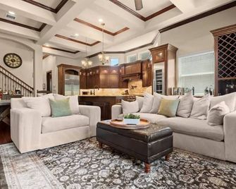 Luxury Waterfront Home Game Room Family Friendly 3 Private Balconies - Montgomery - Living room