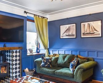 Experience cosy comfort in this Cairnbulg holiday home, featuring a log fire. - Фрейзербург - Вітальня