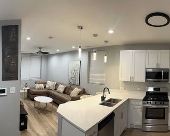 Breeze of Bronzeville Chicago: 3 bedroom 2 bath 9 mins from downtown chicago - Chicago - Kitchen