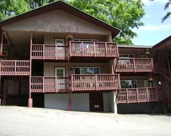 Boulders Resort - Lake George - Edificio