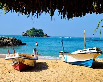 Tenasi Beach Resort - אהנגאמה - חוף