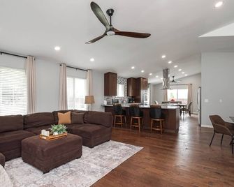 Chef's Kitchen, King Bed near GM Orion, Shops/Dining and Easy Access to Freeways - Lake Orion - Sala de estar