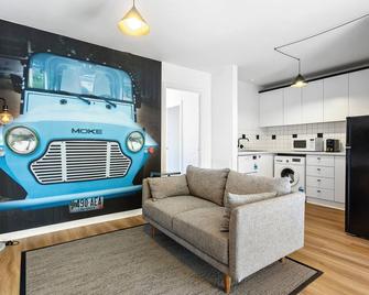 Davis Avenue Apartments - Melbourne - Living room