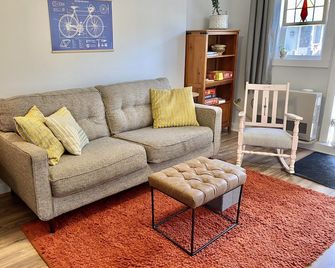 Trail Lovers Getaway - walk or bike to downtown - Helena - Living room