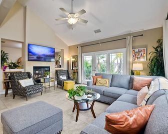 Secluded Home, Sleeps 11+ Solar Heated Pool. Hot Tub Spa, 9 Miles To Beach - Vista - Huiskamer