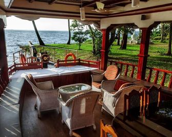 Aqua Jumbo Houseboat - Kumarakom - Innenhof