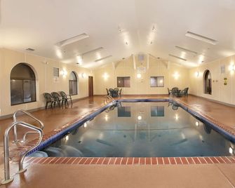 Super 8 by Wyndham St Charles - St. Charles - Bazén