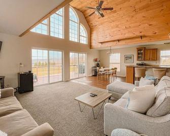 4BR Hilltop Home with Magnificent Views - Walton - Living room