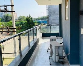 Tipsyy Inn 003 - Gurugram - Balcón