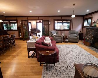 Exquisite Home, on Sandy Shore of Lake Michigan in Escanaba - Escanaba - Lounge