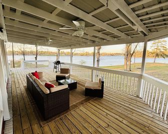 Families Love Frank’s Lakehouse @ Sunset Estates - Lincoln - Balcony