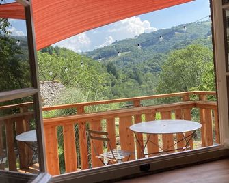 Country bed and breakfast farmhouse in the heart of Aveyron in Le Goul valley. - Saint-Hippolyte (Aveyron) - Balcón