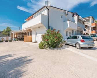 Amazing apartment in Sukosan with WiFi - Sukošan - Gebäude