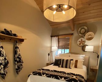 Book Summer Weeks Now! Charming Boutique Fairway Cabin - Black Butte Ranch - Bedroom