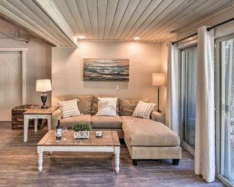 Little Bear Cabin on the Lake -Sunshine and Views Right on the Water! - Lake City - Living room