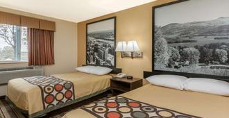 Super 8 by Wyndham Latham/Albany Airport - Latham - Bedroom