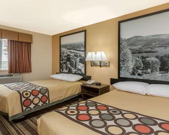 Super 8 by Wyndham Latham/Albany Airport - Latham - Bedroom