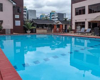 67 Airport Hotel - Nairobi - Bể bơi