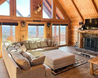 Huge 8BR Mountaintop Mansion, with Majestic Views,Oversized deck in Mt.Airy, NC. - Dobson - Living room