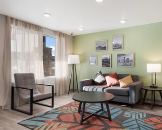 Woodspring Suites Phoenix-Deer Valley - Phoenix - Living room