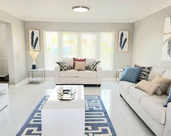 Brand New Luxurious Townhouse in Little Bay Country Club Negril - Negril - Living room