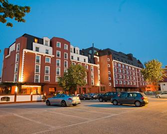 Ramada Hotel & Suites by Wyndham Bucharest North - Bucharest - Toà nhà