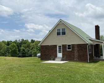 Home in the Hoosier National Forest. Close to Holiday World - Branchville - Building